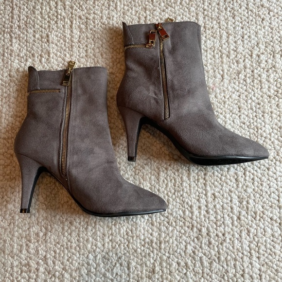 Bellini Gray Suede Gold Zip Detailed Boot NWOB - Picture 4 of 9
